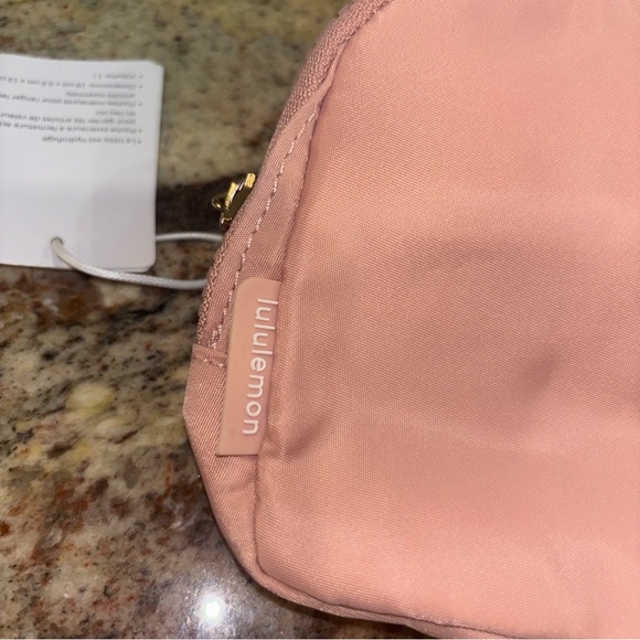 Lululemon Everywhere Belt Bag NWT - Picture 8 of 11